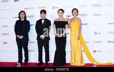 Busan, Südkorea. 5. Oktober 2022. Die südkoreanische Filmregisseurin Ka Sung-moon, die Schauspieler Choi Min-Young, Kim Sun-Young und Lee Yoon-ji treffen am 5. Oktober 2022 bei der Eröffnungsfeier des Busan International Film Festival 27. im Busan Cinema Center in Busan, Südkorea, den roten Teppich ein. (Foto: Lee Young-ho/Sipa USA) Quelle: SIPA USA/Alamy Live News Stockfoto