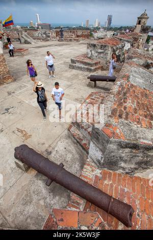 Kolumbien, die alte Stadt Cartagena, ist innerhalb von Mauern und durch den UNESCO-Weltkulturerbe geschützt. Auf der Festung San Roantea winkt eine riesige Flagge Stockfoto