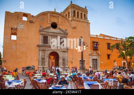 Kolumbien, die alte Stadt Cartagena, ist innerhalb von Mauern und durch den UNESCO-Weltkulturerbe geschützt. Die Santo Domingo Kirche. Stockfoto