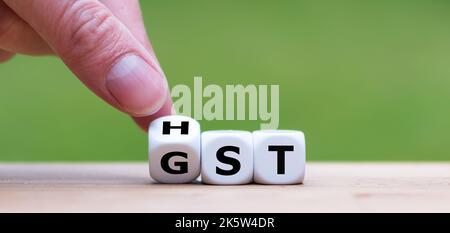 Würfel bilden die Ausdrücke „GST“ (Waren- und Dienstleistungssteuer) und „HST“ (harmonisierte Umsatzsteuer). Stockfoto