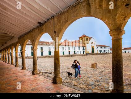 Kolumbien, Villa de Leyva der Plaza Mayor wird als der größte Platz in Südamerika bezeichnet und ist mit Kopfsteinpflaster bedeckt.rund um den platz und auch in der Stockfoto