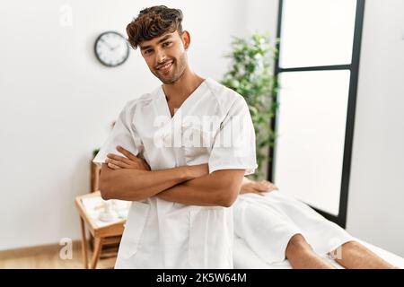 Zwei hispanische Männer Therapeuten und Patienten mit Beauty-Session im Beauty-Center Stockfoto