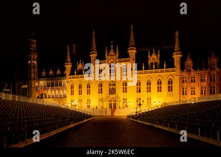 Provincial Court-Gebäude auf dem Marktplatz (Grote markt) bei Nacht, Brügge, Belgien Stockfoto