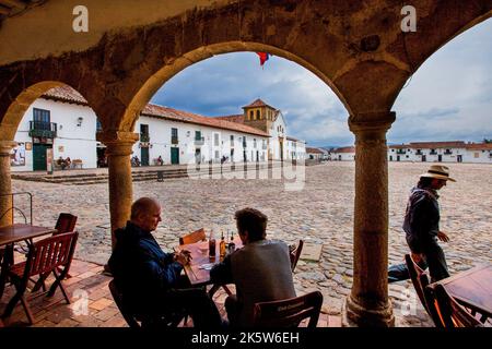 Kolumbien, Villa de Leyva der Plaza Mayor wird als der größte Platz in Südamerika bezeichnet und ist mit Kopfsteinpflaster bedeckt.rund um den platz und auch in der Stockfoto
