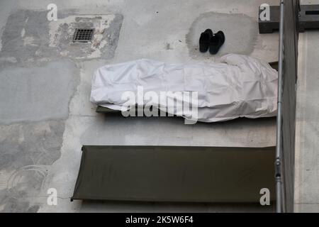 Dresden, Deutschland. 10. Oktober 2022. Ein Flüchtling schläft nach der Registrierung auf einem Kinderbett im Ankunftsbereich für Flüchtlinge am Hauptbahnhof. Kredit: Robert Michael/dpa/Alamy Live Nachrichten Stockfoto