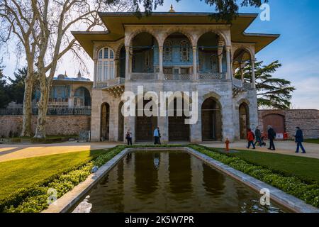 Bagdad-Pavillon oder Bagdat Kosku mit einem Teich im Garten des Topkapi-Palastes. Reise nach Istanbul Hintergrundbild. Istanbul Türkei - 12.27.2021 Stockfoto