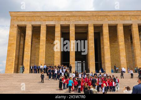 Türkische Menschen besuchen das Mausoleum von Atatürk oder Anitkabir. Ankara Türkei - 5.16.2022 Stockfoto