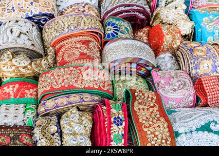 Farbenfrohe indische und asiatische Stoffbeschnitte mit gemusterten Nähten, Nahaufnahme Stockfoto