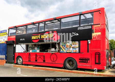 Meri Marzi Take Away und Halal Kebab Fast Food aus einem umgebauten Doppeldeckerbus, Southall, London Stockfoto