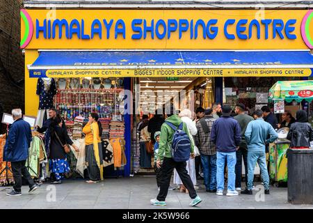 Himalaya Shopping Centre Geschäft, Geschäfte und Menschen einkaufen in Southall High Street, Southall, London, England Stockfoto