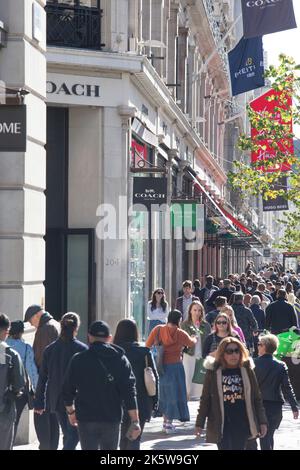 London, Großbritannien, 10. Oktober 2022: Shopper auf der Regent Street im Londoner West End. Einige Geschäfte bieten Rabatte an und die Verkäufe zur Saisonmitte haben begonnen. Obwohl die Lebenshaltungskrise den Einzelhandelsgeschäften Sorgen bereitet, die nicht lebenswichtige Waren verkaufen, könnte der niedrigere Wert des Pfunds für ausländische Besucher zu mehr Ausgaben führen. Anna Watson/Alamy Live News Stockfoto