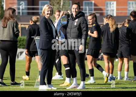 Premierminister Liz Truss und die Ministerin für Kultur, Medien und Sport, die Abgeordnete von RT Hon Michelle Donelan (ganz links), posieren mit der englischen Fußballerin Lucy Bronze und der Europameisterschaft im Lensbury Resort, Teddington, Südwesten Londons, nach ihrem Sieg bei der Euro 2022 im Juli. Bilddatum: Montag, 10. Oktober 2022. Stockfoto