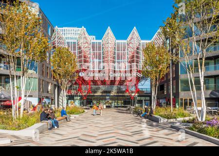 Almere Centrum Bahnhof in Almere, Flevoland, Niederlande. Der Bahnhof hat zwei Bahnsteige und vier Gleise und wurde 1987 eröffnet. Stockfoto