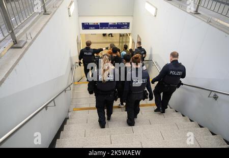 Dresden, Deutschland. 10. Oktober 2022. Bundespolizisten führen Flüchtlinge, die aus Syrien kommen, in den Meldebereich am Hauptbahnhof. Kredit: Robert Michael/dpa/Alamy Live Nachrichten Stockfoto