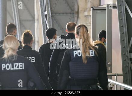 Dresden, Deutschland. 10. Oktober 2022. Bundespolizisten führen Flüchtlinge, die aus Syrien kommen, in den Meldebereich am Hauptbahnhof. Kredit: Robert Michael/dpa/Alamy Live Nachrichten Stockfoto