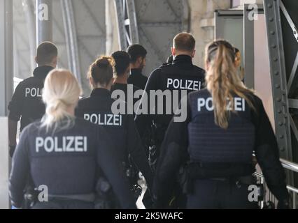 Dresden, Deutschland. 10. Oktober 2022. Bundespolizisten führen Flüchtlinge, die aus Syrien kommen, in den Meldebereich am Hauptbahnhof. Kredit: Robert Michael/dpa/Alamy Live Nachrichten Stockfoto