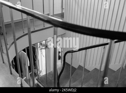 Die Treppe des historischen, vom Bauhaus beeinflussten Gropius House in Lincoln, Massachusetts. Das Bild wurde auf analogem Schwarzweiß-Film aufgenommen. Stockfoto