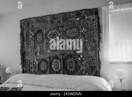 Das Hauptschlafzimmer und die Wand hängen im historischen, vom Bauhaus beeinflussten Gropius House in Lincoln, Massachusetts. Das Bild wurde mit analogem Schwarz aufgenommen Stockfoto