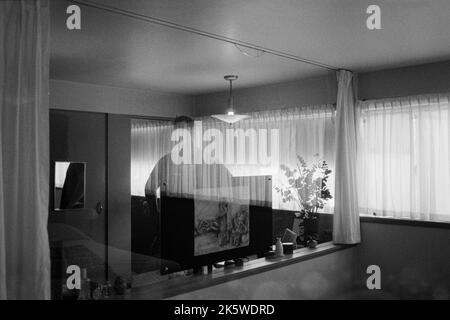 Das Fenster zwischen dem Hauptschlafzimmer und dem Badezimmer im historischen, vom Bauhaus beeinflussten Gropius House in Lincoln, Massachusetts. Das Bild wurde aufgenommen Stockfoto