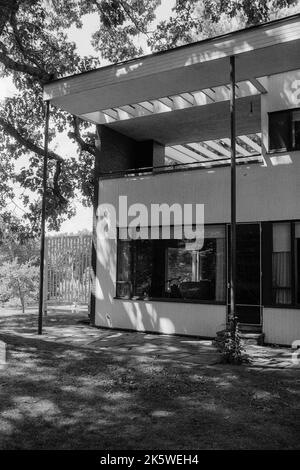 Das wunderschön gestaltete historische, vom Bauhaus beeinflusste Gropius House in Lincoln, Massachusetts. Das Bild wurde auf analogem Schwarzweiß-Film aufgenommen. Stockfoto