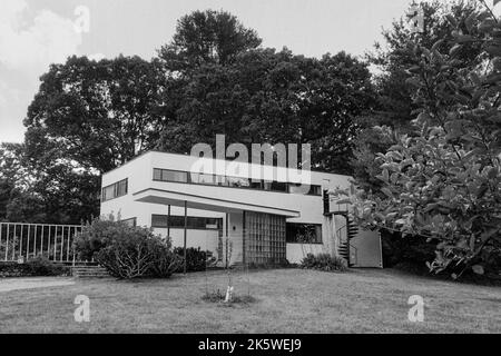 Das wunderschön gestaltete historische, vom Bauhaus beeinflusste Gropius House in Lincoln, Massachusetts. Das Bild wurde auf analogem Schwarzweiß-Film aufgenommen. Stockfoto