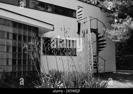 Das wunderschön gestaltete historische, vom Bauhaus beeinflusste Gropius House in Lincoln, Massachusetts. Das Bild wurde auf analogem Schwarzweiß-Film aufgenommen. Stockfoto