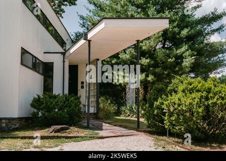 Das wunderschön gestaltete historische, vom Bauhaus beeinflusste Gropius House in Lincoln, Massachusetts. Das Bild wurde auf analogem Schwarzweiß-Film aufgenommen. Stockfoto