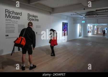 London, Großbritannien. 10. Oktober 2022. Ein allgemeiner Blick auf eine Vorschau von 'Broken Spectre' von Richard Mosse auf 180 The Strand. Die Installation dokumentiert die Umweltverbrechen in entlegenen Teilen des brasilianischen Amazonas mit einer Reihe von wissenschaftlichen Bildgebungstechnologien.Quelle: Stephen Chung / Alamy Live News Stockfoto