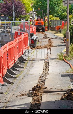 Infrastruktur Glasfaser Breitband Hauptpflaster Route in flachen Graben auszugraben zeigt kurze Spur für Haus Anschlussdose unten rechts Essex UK Stockfoto
