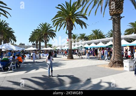 IRVINE, KALIFORNIEN - 08 Okt 2022: Menschen und Exponate beim Irvine Global Village Festival im Palm Court des Orange County Great Park. Stockfoto