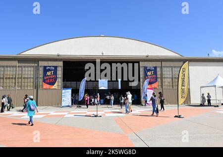 IRVINE, KALIFORNIEN - 08 Okt 2022: Kunstveranstaltungen im Hangar während des Irvine Global Village Festivals, im Orange County Great Park. Stockfoto