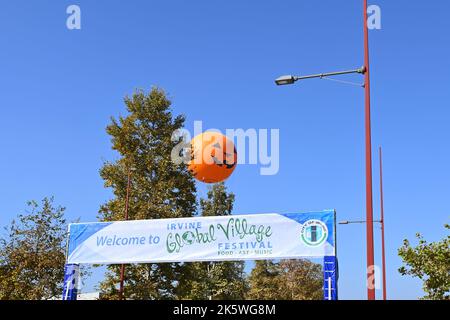 IRVINE, KALIFORNIEN - 08 Okt 2022: Banner für das Irvine Global Village Festival mit dem Great Park Balloon für Halloween Stockfoto