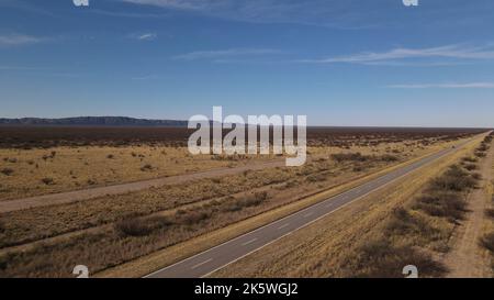 Eine Luftaufnahme einer langen geraden Straße in der Nähe der Wüste Stockfoto