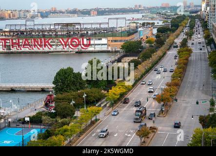 Wenn man von Tribeca nach Norden in Richtung Little Island schaute, war der Verkehr auf der West Street, einem Highway des Staates New York, an einem frühen Morgen im Herbst relativ leicht. Stockfoto