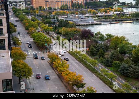 An einem Herbstmorgen von Tribeca nach Süden in Richtung Battery Park City schauend, war der Verkehr auf der West Street, einem New York State Highway, relativ leicht. Stockfoto