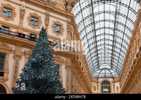 Mailand, Italien - 1. Dezember 2020: Traditioneller weihnachtsbaum in der Galerie Vittorio Emanuele II, in der Nähe des Doms. Stockfoto