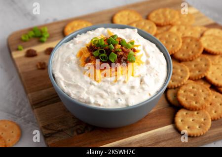 Hausgemachter Crack Dip-Vorspeise in einer Schüssel, Seitenansicht. Stockfoto