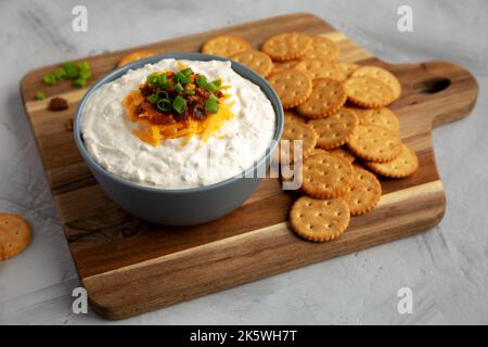 Hausgemachter Crack Dip-Vorspeise in einer Schüssel, Seitenansicht. Stockfoto