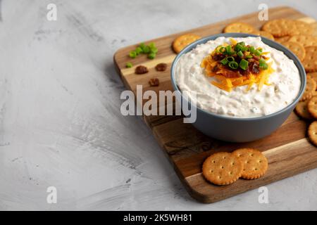 Hausgemachter Crack Dip-Vorspeise in einer Schüssel, Seitenansicht. Speicherplatz kopieren. Stockfoto