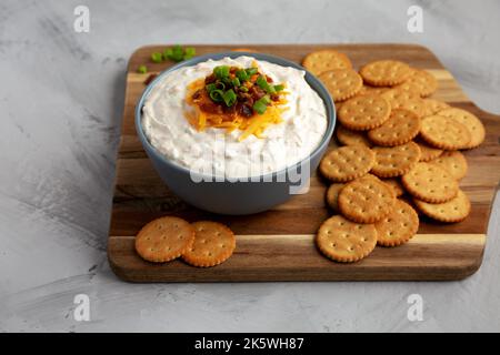 Hausgemachter Crack Dip-Vorspeise in einer Schüssel, Seitenansicht. Stockfoto