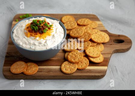 Hausgemachter Crack Dip-Vorspeise in einer Schüssel, Blick aus der unteren Ecke. Stockfoto