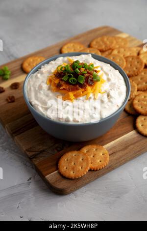 Hausgemachter Crack Dip-Vorspeise in einer Schüssel, Seitenansicht. Stockfoto