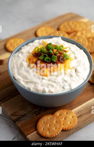 Hausgemachter Crack Dip-Vorspeise in einer Schüssel, Blick aus der unteren Ecke. Stockfoto