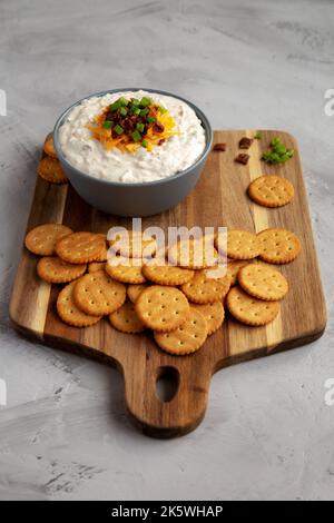 Hausgemachter Crack Dip-Vorspeise in einer Schüssel, Seitenansicht. Stockfoto