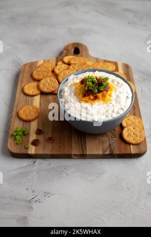 Hausgemachter Crack Dip-Vorspeise in einer Schüssel, Seitenansicht. Stockfoto