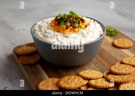 Hausgemachter Crack Dip-Vorspeise in einer Schüssel, Seitenansicht. Nahaufnahme. Stockfoto