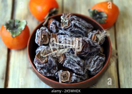 Getrocknete Kaki in einer Schüssel. Herbstfrüchte. Getrocknete Früchte. Stockfoto