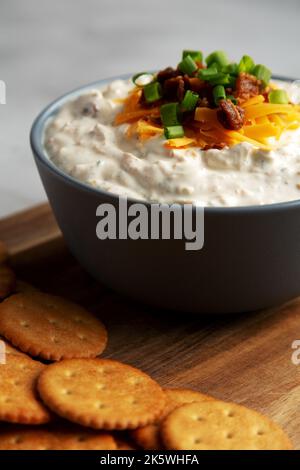 Hausgemachter Crack Dip-Vorspeise in einer Schüssel, Seitenansicht. Nahaufnahme. Stockfoto