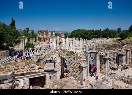 Touristen vor der Bibliothek von Celsus, archäologische Stätte von Ephesus, Selcuk, Türkei Stockfoto