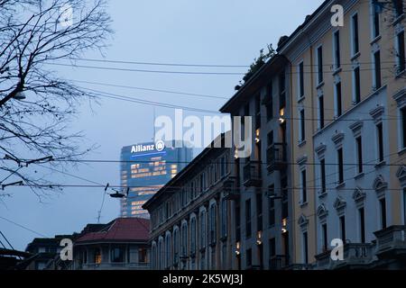 Mailand, Italien - 1. Dezember 2020: Nachtansicht eines Wolkenkratzers des Tre Torri Komplexes, im Stadtlebendistrikt in Mailand Stockfoto